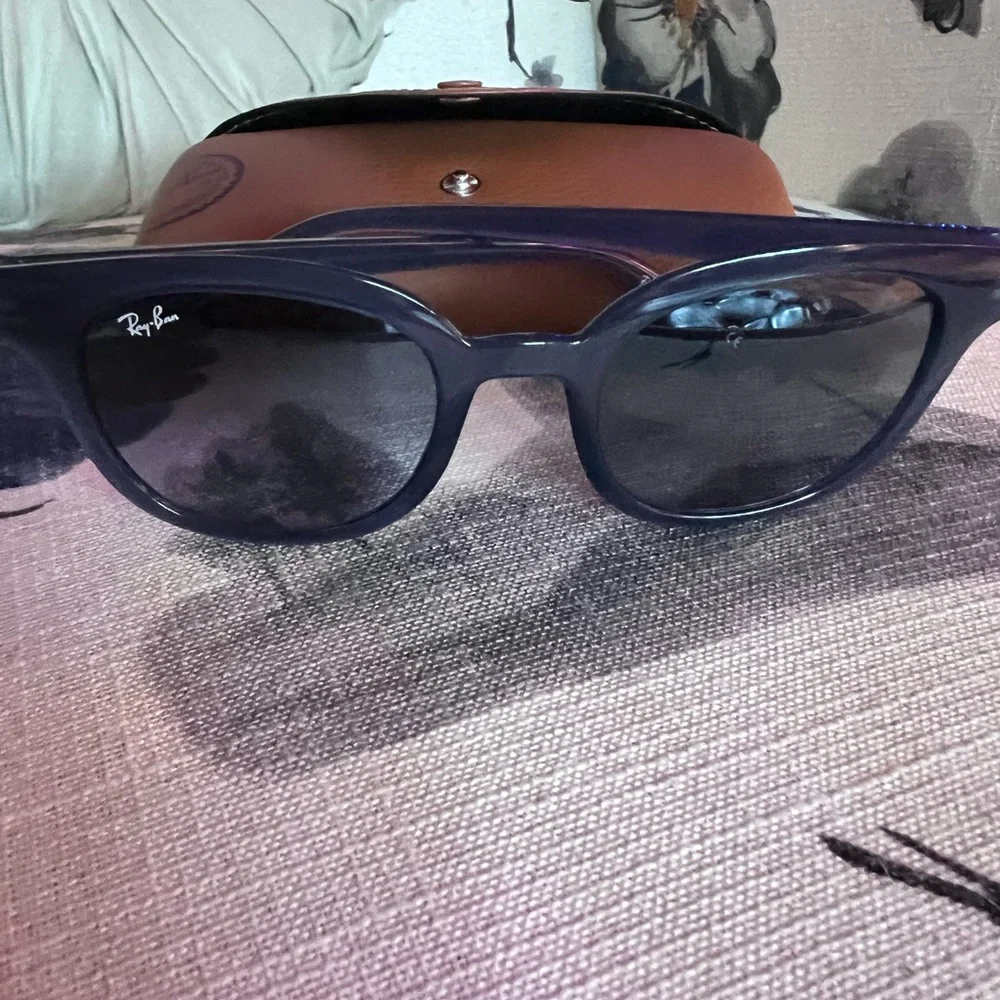 😎NEW SUNNYS😎RAYBAN SUNGLASSES BLUE LENS BLUE FRAMES MADE BY RAYBAN IN ITALY😎😎🥰🥰